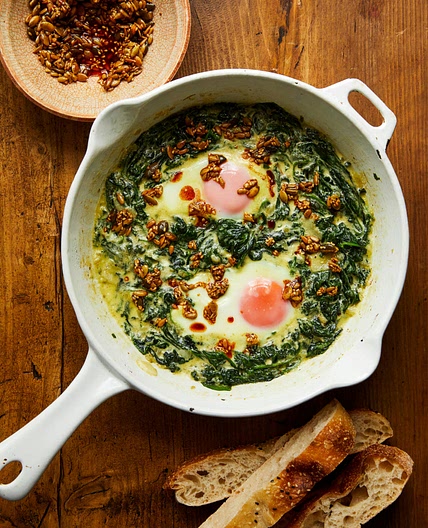 Eggs in creamed spinach with spiced butter seeds