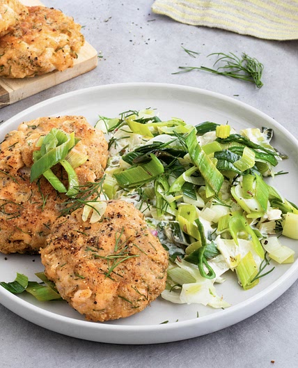 Lachsfrikadellen auf Lauchgemüse