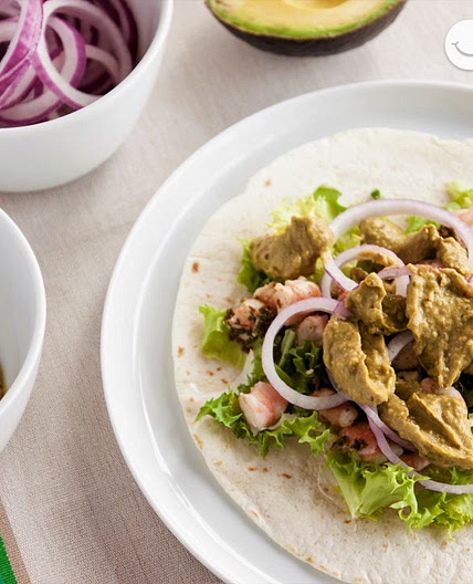 Tacos de langostinos con salsa de aguacate