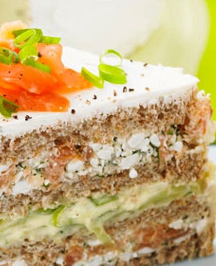 Smörgastarta mit Lachs und Gurke
