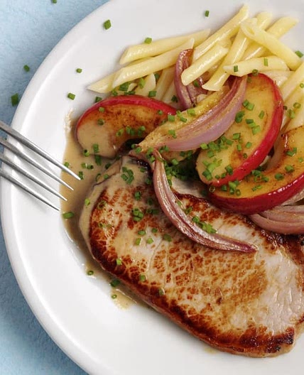 Schweinssteaks mit Apfelsauce und Magronen