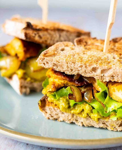 Club sandwich dinde marinée, avocat et oignons confits