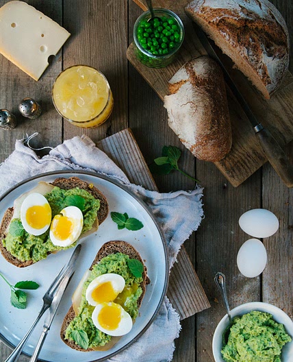 tartine déjeuner, oeuf, pois verts & menthe
