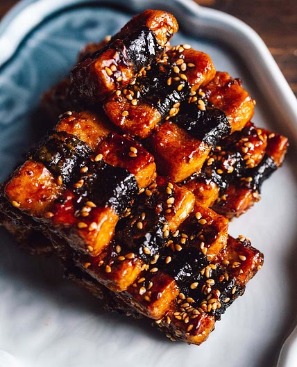 Crispy nori-wrapped tofu with teriyaki glaze 照烧海苔豆腐