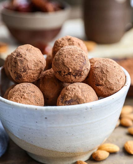 5-Ingredient Chocolate Date Energy Balls