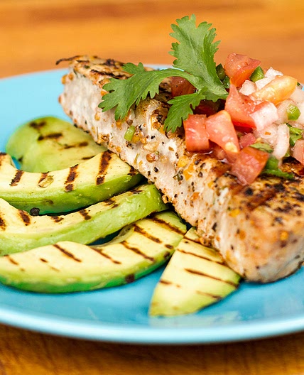 Steak de thon et avocat du Mexique grillé