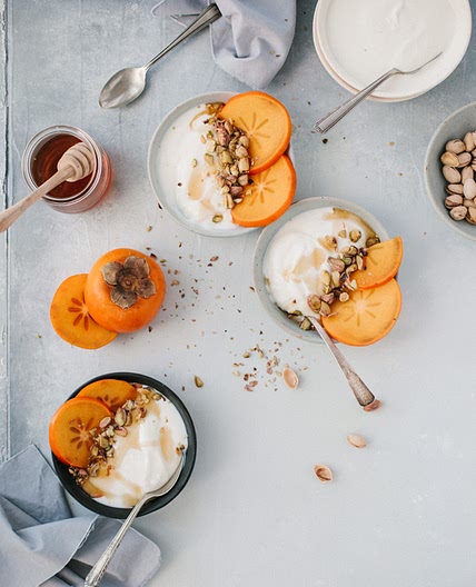 kaki, yogourt, pistaches & miel chaud