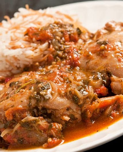 Pollo entomatado con hierbas