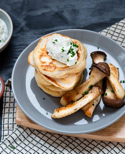Herzhafte Pancakes mit gebratenen Kräuterseitlingen und Sour Cream