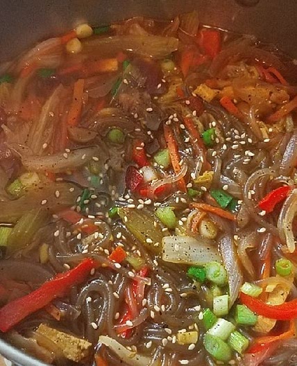 Veggie rich Sour & Spicy beef glass noodle soup 蔬菜版牛肉酸辣汤