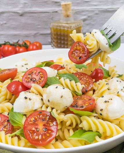 EASY CAPRESE PASTA SALAD