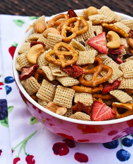 5-Ingredient Strawberry Cashew Trail Mix