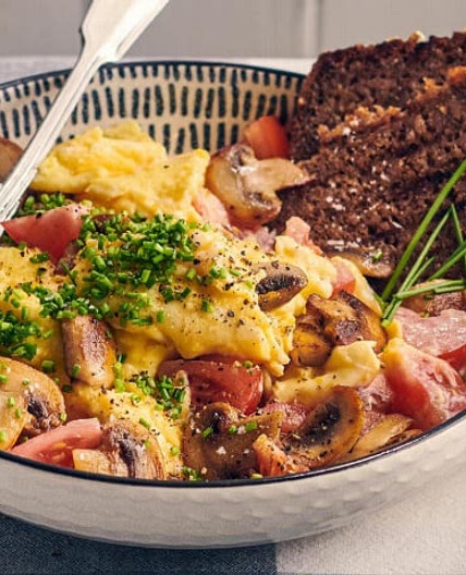 Rührei mit Champignons, Tomaten und Schnittlauch