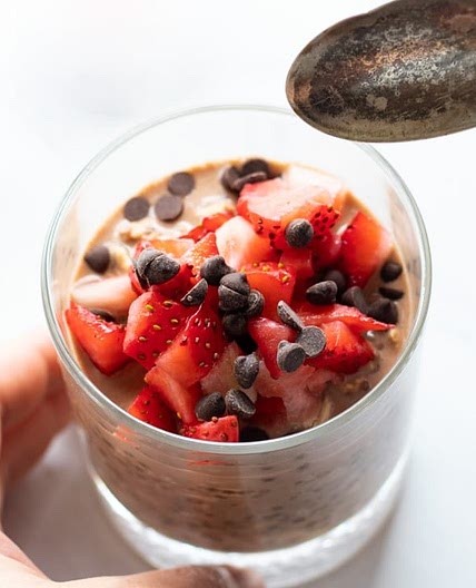 Low FODMAP Chocolate Strawberry Overnight Oats