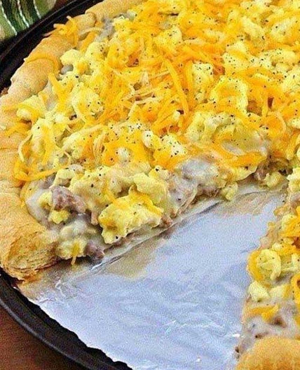 Sausage Gravy Breakfast Pizza