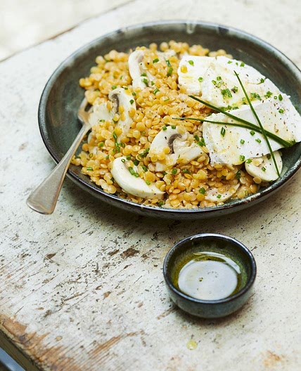 Linsen-Champignon-Bowl mit Ziegenkäse