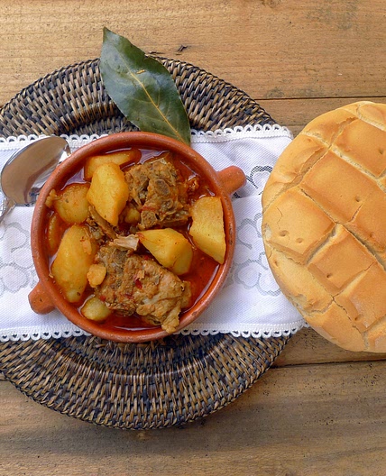 Patatas con espinazo a fuego lento