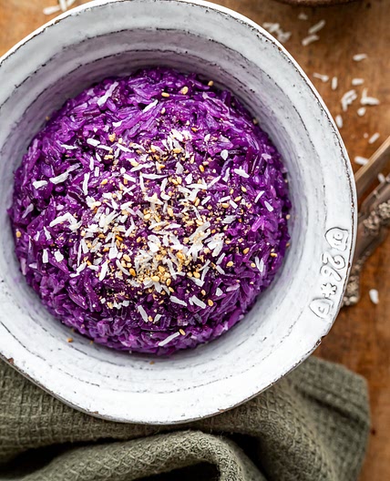 Xoi Ube (Vietnamese Purple Sticky Rice with Ube)