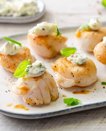 Capesante al brandy e burro alle erbe