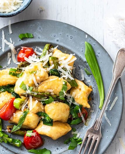 Gnocchi mit Spargel, Bärlauch und Kirschtomaten