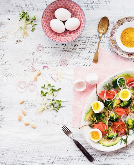 salade d’oeufs, d’haricots blancs et de saumon fumé