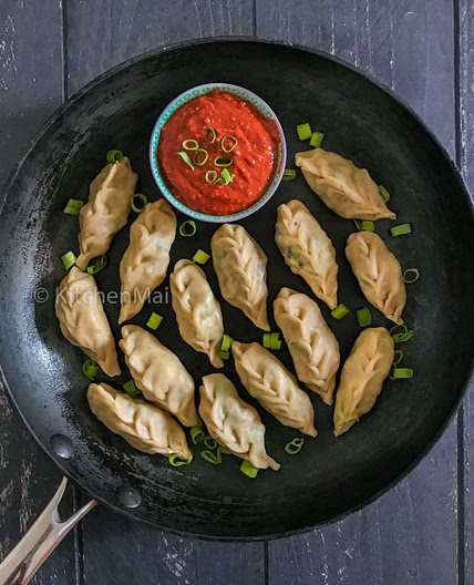 Chicken momos wth chilli chutney