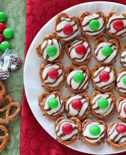 Christmas Pretzel Hugs