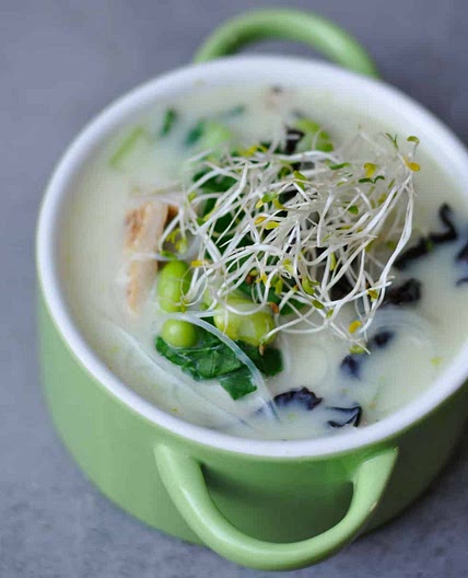 High-protein 5 minutes Vegan green Thai curry soup