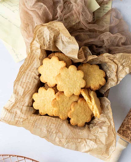 Buttery and Crispy Coconut Cookies