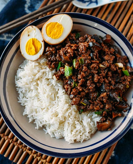 Taiwanese Braised Minced Pork Over Rice (肉燥饭)