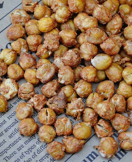 Crunchy, cheesy, spicy (oil-free) roasted chickpeas