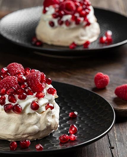 Mini pavlove al melograno, lamponi e profumo d’arancia