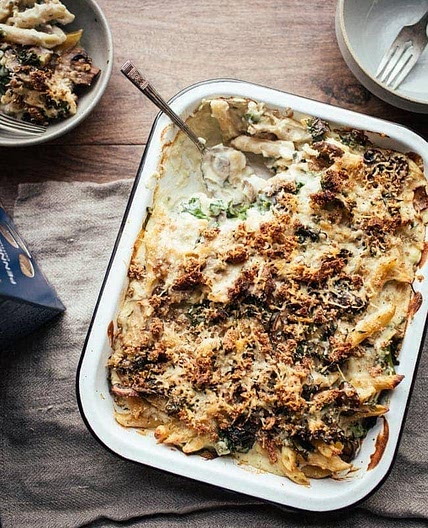 Creamy Cauliflower, Mushroom & Kale Pasta Bake {vegan option}