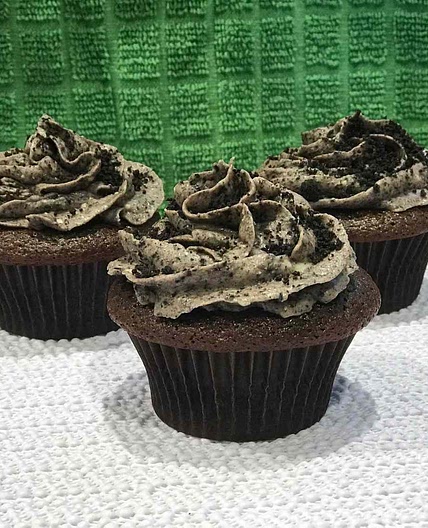 Chocolate Cupcakes with Cream Cheese-Oreo-Buttercream Frosting