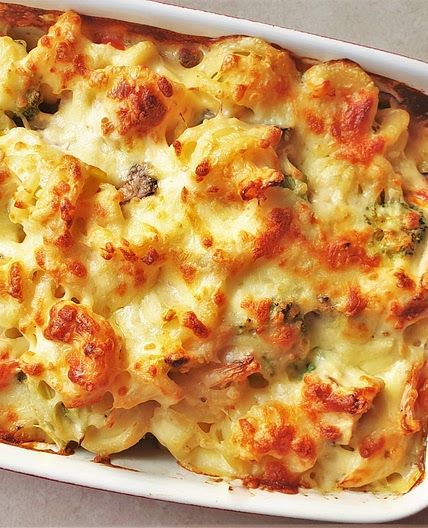 Cheesy chicken and vegetable pasta bake