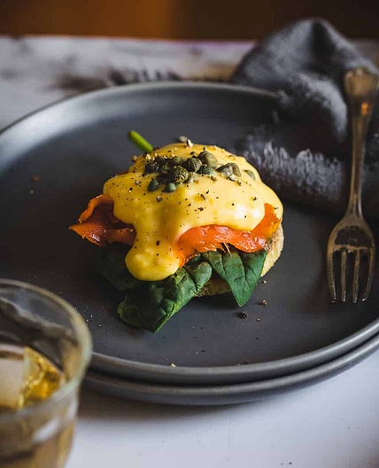 Smoked salmon eggs benedict recipe with hollandaise sauce