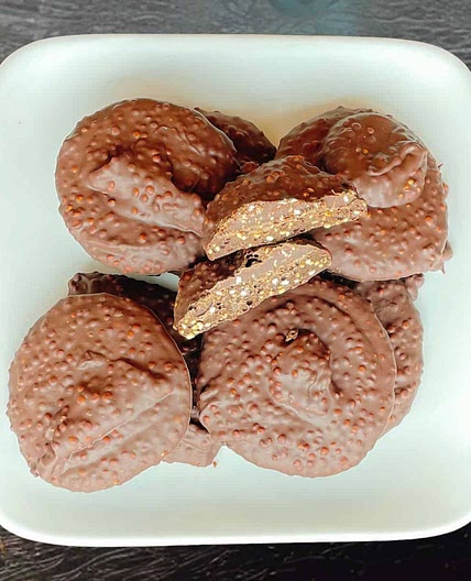 Chocolate Puffed Quinoa Crisps