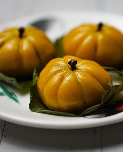 Pumpkin Ang Ku Kueh with Purple Sweet Potato Filling 紫薯馅金瓜红龟粿