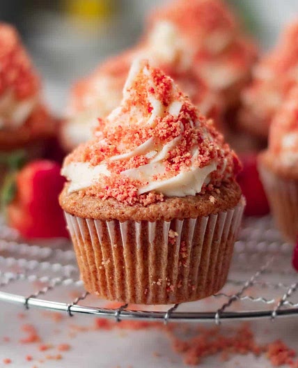 Strawberry Crunch Cupcakes - Easy Cupcake Recipe