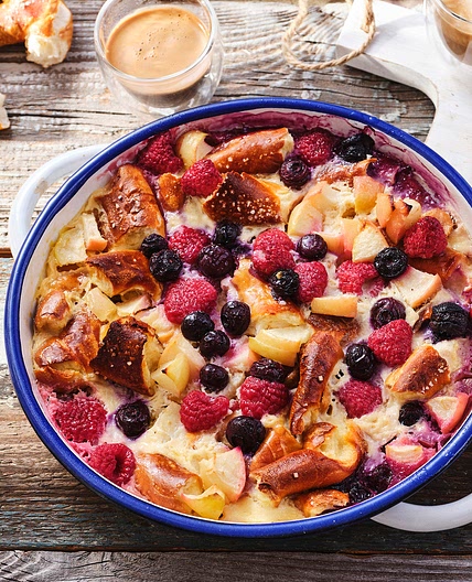 Süßer Auflauf mit Äpfeln, Brezeln und Beeren