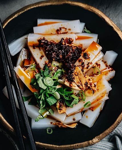 Mung Bean Curd with Chili Oil Sauce (Liang Fen, 凉粉)