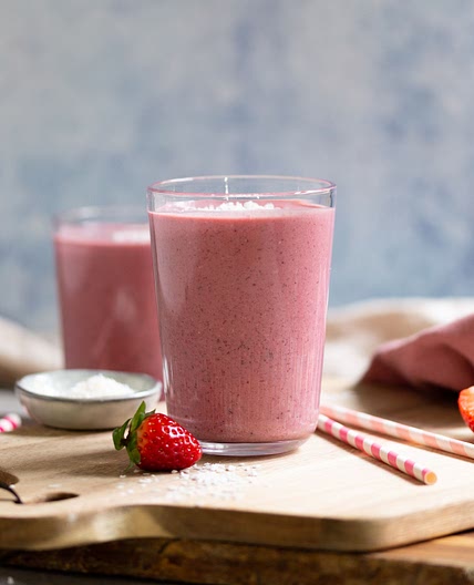 Pinker Beeren-Kokos-Drink mit Seidentofu