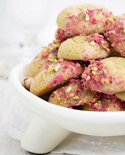 Pistachio Cookies with Ricotta and Freeze-dried raspberry