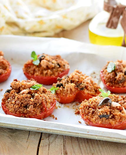 Pomodori gratinati al forno con tonno alla mediterranea