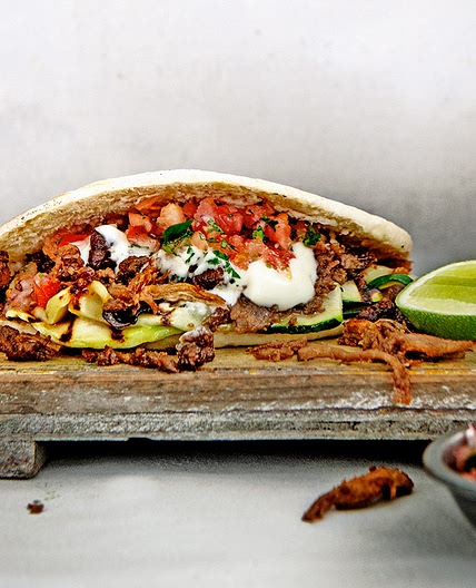 vegan groentepita met Pulled Oats, knoflooksaus & koriandersalsa