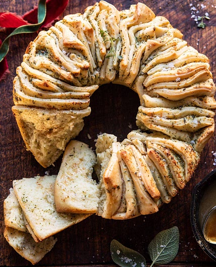 Pull-Apart Garlic Butter Bread Wreath