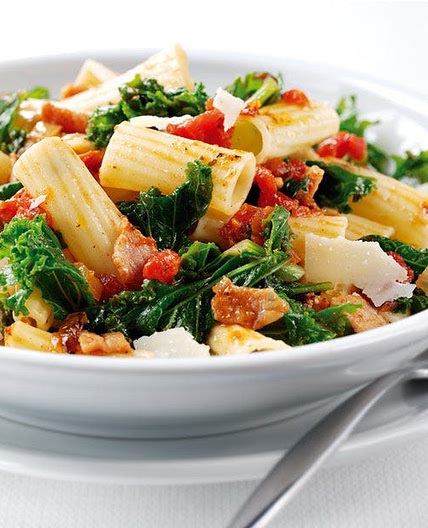 Pasta with kale, chilli and tomato