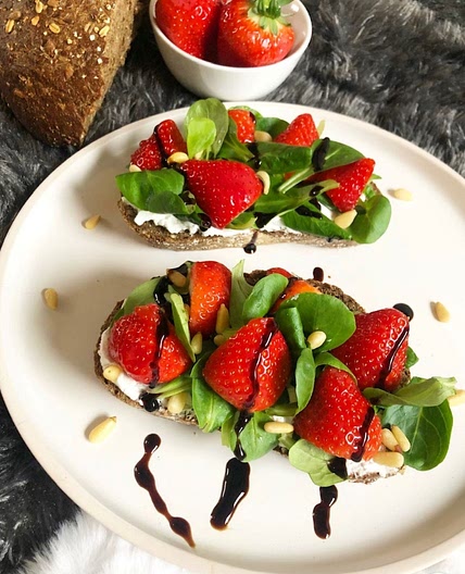Sandwich with Strawberry and Goat Cheese