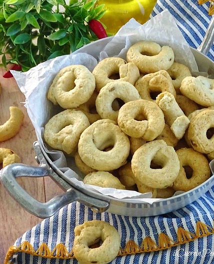 Taralli pugliesi fatti in casa, friabili e leggeri!