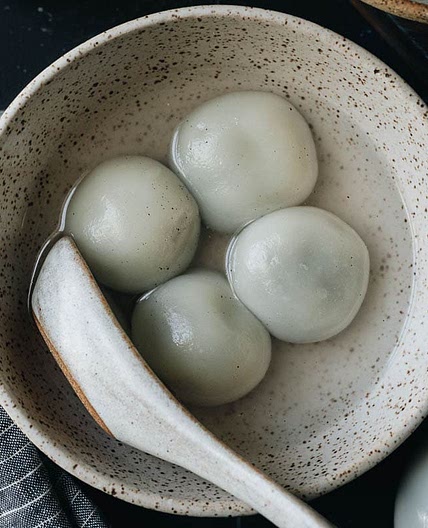 Black Sesame Sweet Rice Balls (黑芝麻汤圆, Tang Yuan)
